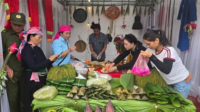 Un stand d’exposition présente des produits de côm de Hop Thanh, mettant en valeur la richesse culinaire locale. Photo : VNA