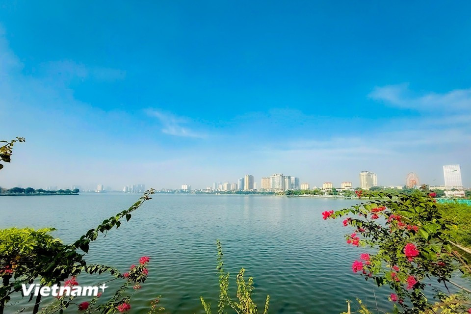Au bord du lac de l’Ouest, les visiteurs trouvent un cadre idéal pour se ressourcer : flâner, contempler le panorama et savourer la fraîcheur de l’air. Photo : Trân Huong Son/Vietnam+