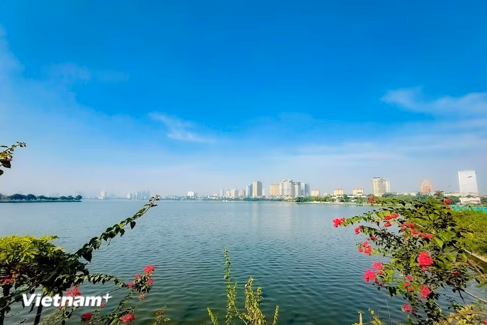 Au bord du lac de l’Ouest, les visiteurs trouvent un cadre idéal pour se ressourcer : flâner, contempler le panorama et savourer la fraîcheur de l’air. Photo : Trân Huong Son/Vietnam+