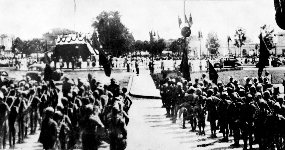 Une foule immense s'est rassemblée sur la place Ba Dinh pour écouter le Président Ho Chi Minh lire la Déclaration d’Indépendance, le matin du 2 septembre 1945. Photo : Archives de la VNA
