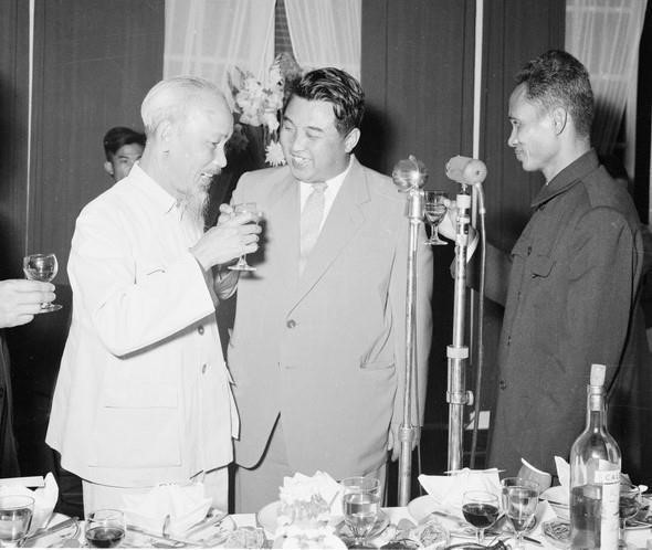 Le président Ho Chi Minh et le Premier ministre Pham Van Dong organisent un banquet pour accueillir le Premier ministre de la RPDC, Kim Il-sung lors de sa visite d'amitié au Vietnam (Hanoï, 29 novembre 1958). Photo : VNA