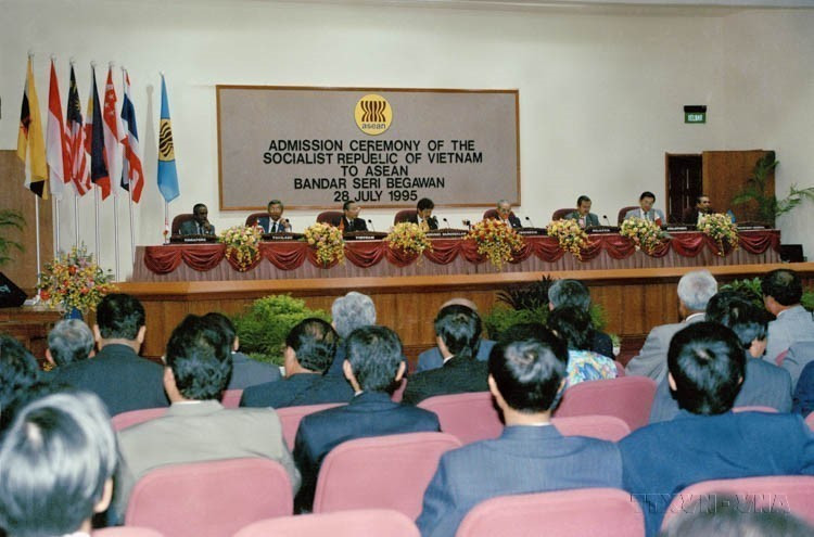 Lors de la 28ᵉ réunion annuelle des ministres des Affaires étrangères de l’ASEAN à Bandar Seri Begawan, le Vietnam est devenu membre officiel de l’organisation (1995). Photo : VNA