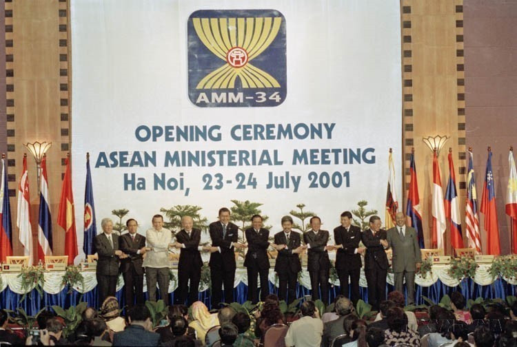 Avec sa ligne directrice « actif, proactif et responsable », le Vietnam a contribué à renforcer l’unité et le rôle central de l’ASEAN. Dans la photo : La cérémonie d’ouverture de la 34ᵉ réunion des ministres des Affaires étrangères de l’ASEAN à Hanoï (les 23 et 24 juillet 2001). Photo : VNA