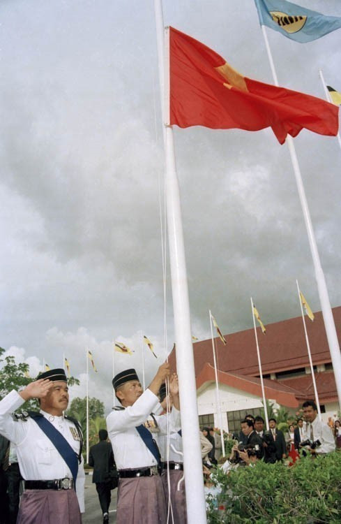 La cérémonie de levée des drapeaux lors de l’adhésion officielle du Vietnam en tant que 7ᵉ membre de l’ASEAN, le 28 juillet 1995, à Bandar Seri Begawan (Brunei). Photo : VNA