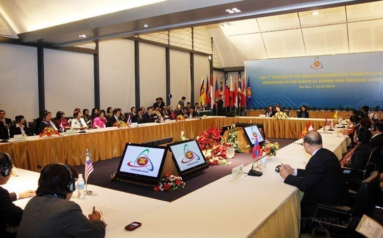La première réunion du Comité de l’ASEAN pour la garantie des droits des femmes et des enfants s’est tenue au Centre national de conférences My Dinh (à Hanoï, le 7 avril 2010). Photo : VNA