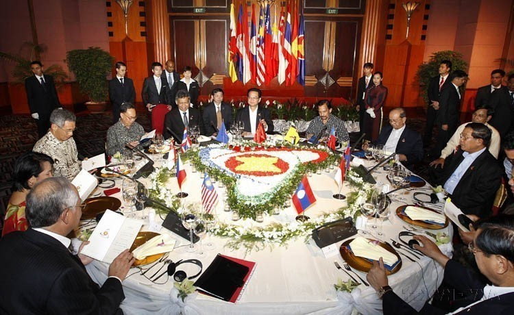 En 2010, en tant que président de l'ASEAN, le Vietnam a mis l’accent sur la concrétisation de la Vision de l’ASEAN. Dans la photo : le Premier ministre Nguyen Tan Dung a présidé un diner de travail avec les chefs de délégation dans le cadre du 16ᵉ Sommet de l'ASEAN (à Hanoï, le 8 avril 2010). Photo : VNA