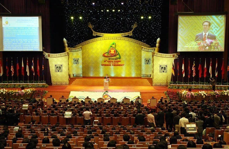Le Vietnam a présidé l’ASEAN en 1998, 2010 et 2020. Dans la photo : le Premier ministre Nguyen Tan Dung a prononcé un discours inaugural lors du 16ᵉ Sommet de l’ASEAN au stade national My Đinh (à Hanoï, le 8 avril 2010). Photo : VNA