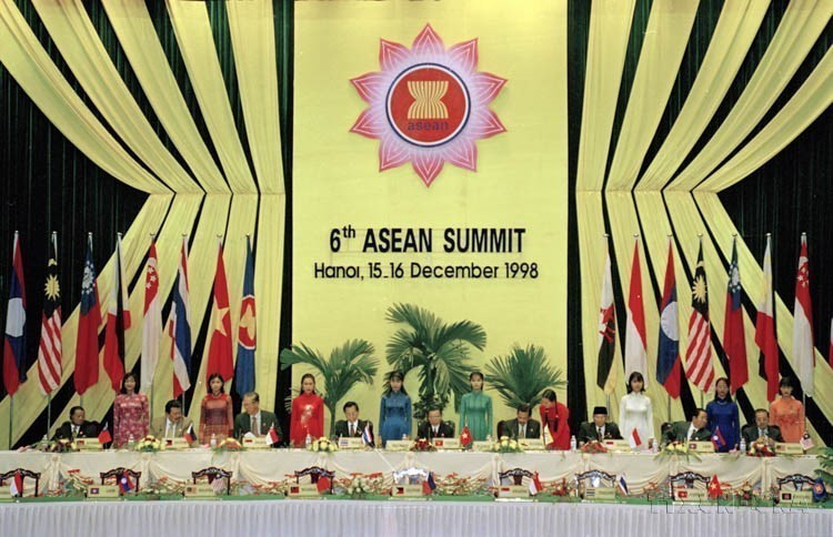 Le 6ᵉ Sommet de l’ASEAN, organisé à Hanoï en décembre 1998, a abouti à l’adoption du Plan d’action de Hanoï. Dans la photo : le Premier ministre Phan Van Khai et les chefs de délégation ont signé la Déclaration de Hanoï (15-16 décembre 1998). Photo : VNA