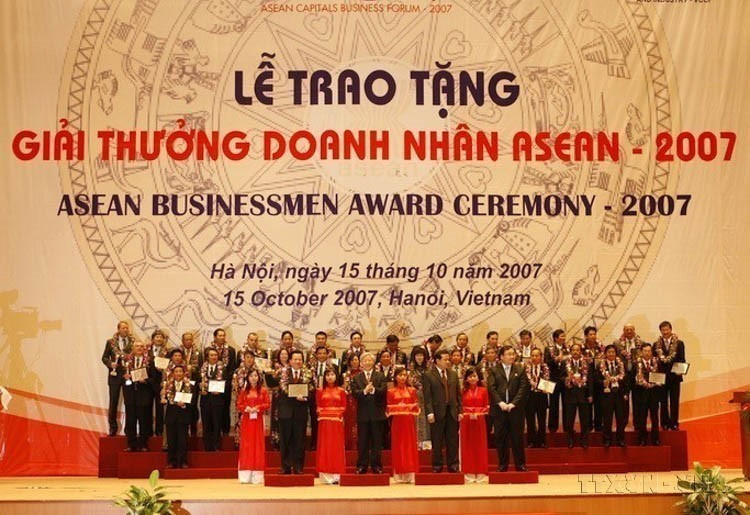 Le Vietnam a apporté des contributions importantes au développement commun de l’ASEAN. Dans la photo : La cérémonie de remise des Prix des Entrepreneurs de l’ASEAN 2007 au Centre national de conférences (à Hanoï, le 15 octobre 2007). Photo : VNA
