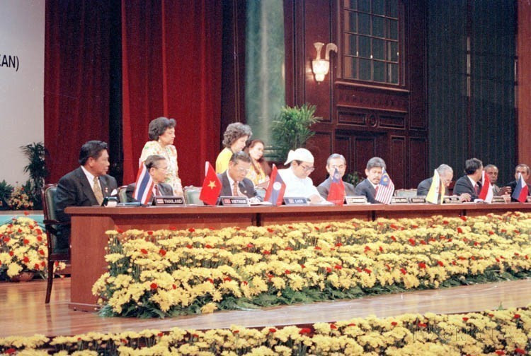Le Vietnam a activement soutenu l’adhésion du Cambodge, du Laos et du Myanmar, complétant la vision d’une ASEAN à dix membres. Dans le photo, le ministre vietnamien des Affaires étrangères, Nguyen Manh Cam, signe l’accord d’adhésion du Laos et du Myanmar à l’ASEAN (en Malaisie, le 23 juillet 1997). Photo : VNA