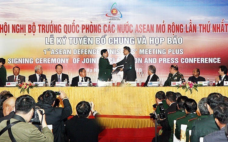Lors de la première réunion élargie des ;inistres de la Défense de l'ASEAN (ADMM+), le général Phùng Quang Thanh a remis la Déclaration commune au secrétaire général de l’ASEAN, Surin Pitsuwan (le 12 octobre 2010). Photo : VNA