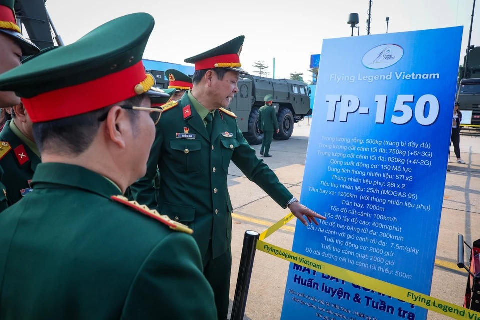 Le premier avion d'entraînement et de patrouille produit au Vietnam a rapidement suscité un vif intérêt au sein des unités spécialisées. Photo : Hoai Nam/Vietnam+