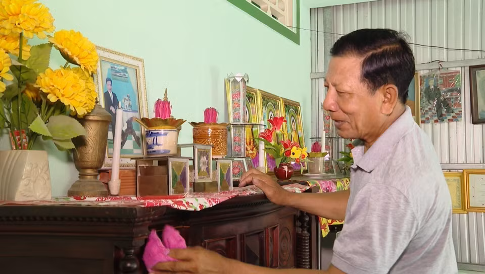 Les familles khmères se préparent activement pour la fête de Sene Dolta. Elles nettoient et décorent l'autel familial, sur lequel elles disposent ensuite des fruits et autres offrandes. Ces gestes traditionnels visent à rendre hommage aux ancêtres et à exprimer la reconnaissance et le respect des vivants envers leurs défunts. Photo : VNA