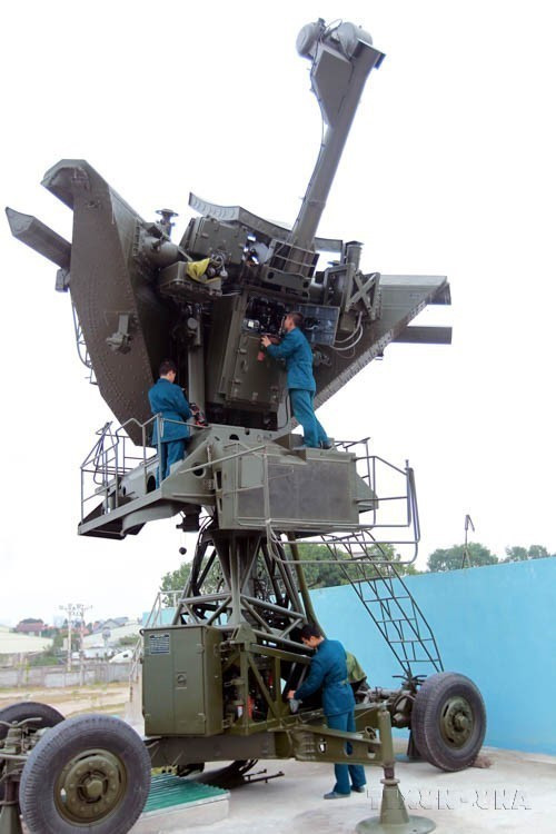 Les Forces de missiles sol-air ont connu un essor continu pour devenir une branche moderne. Ici, les soldats du bataillon 77, héros du régiment 257 (Division 361), assurent la maintenance des antennes pour garantir la disponibilité au combat. Photo : VNA