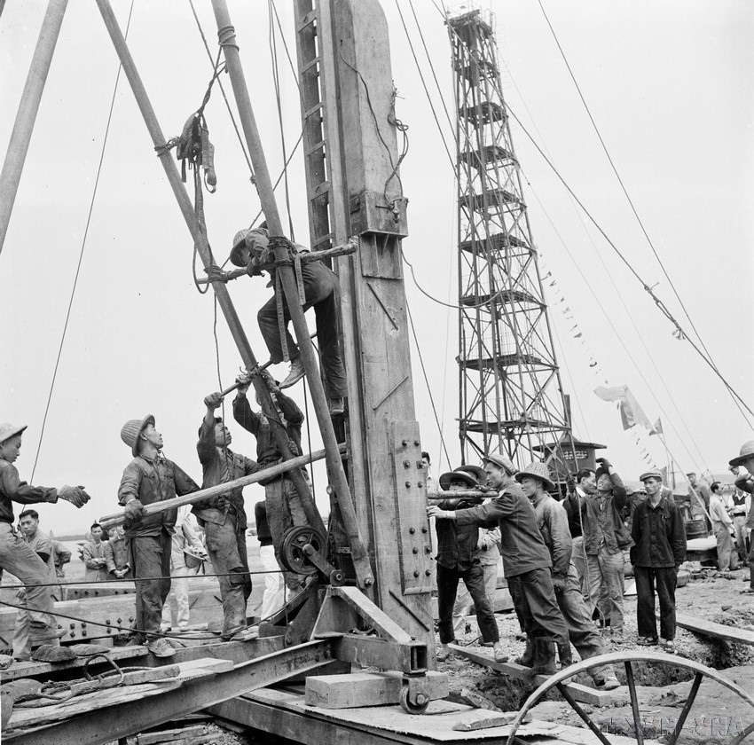 Des ouvriers chinois et vietnamiens unissent leurs forces pour construire la digue verte du chantier naval de Hai Phong en 1960. Photo : Lam Hong – VNA