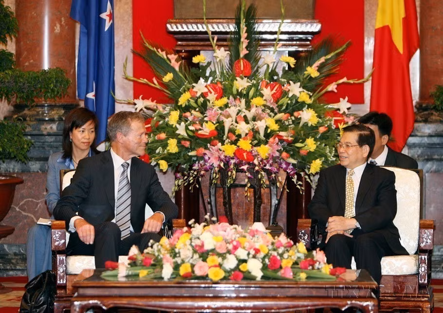 Le président de la République Nguyên Minh Triêt (droite) reçoit le président du Parlement néo-zélandais Lockwood Smith lors de sa visite au Vietnam (Hanoï, 16 avril 2009). Photo : Nguyen Khang – VNA