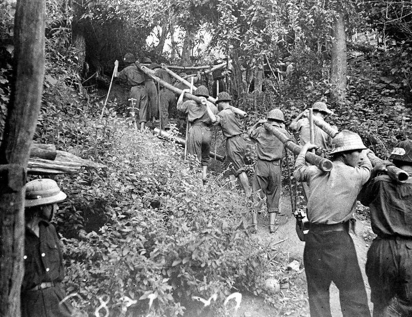 Des artilleurs transportent à dos des pièces lourdes vers le front frontalier en 1950. Photo : VNA