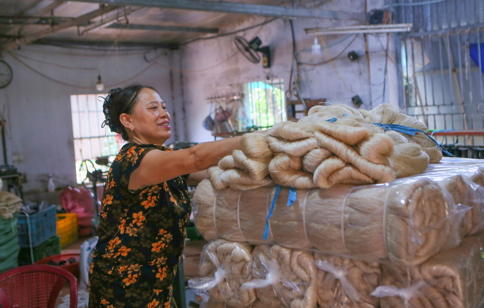 Mme Doàn Thi Huê, propriétaire d’un grand atelier de filage à Cô Chât, prépare les écheveaux de soie. Photo : VNA