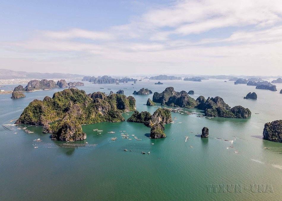 Avec sa beauté unique, la baie d’Ha Long a été inscrite à deux reprises au patrimoine mondial de l’UNESCO (en 1994 pour sa valeur esthétique et en 2000 pour sa valeur géologique). Elle a également été élue “Nouvelle merveille naturelle du monde” en 2012. Photo : VNA