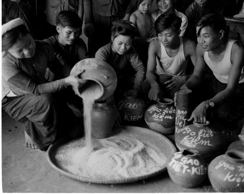Les jeunes de Tam Son, dans un élan de solidarité, vident leurs pots d'épargne, symbole de leurs sacrifices pour constituer un fonds de soutien aux membres de l'Union de la Jeunesse communiste Hô Chi Minh(28 juin 1960). Photo : Duc Nhu – VNA
