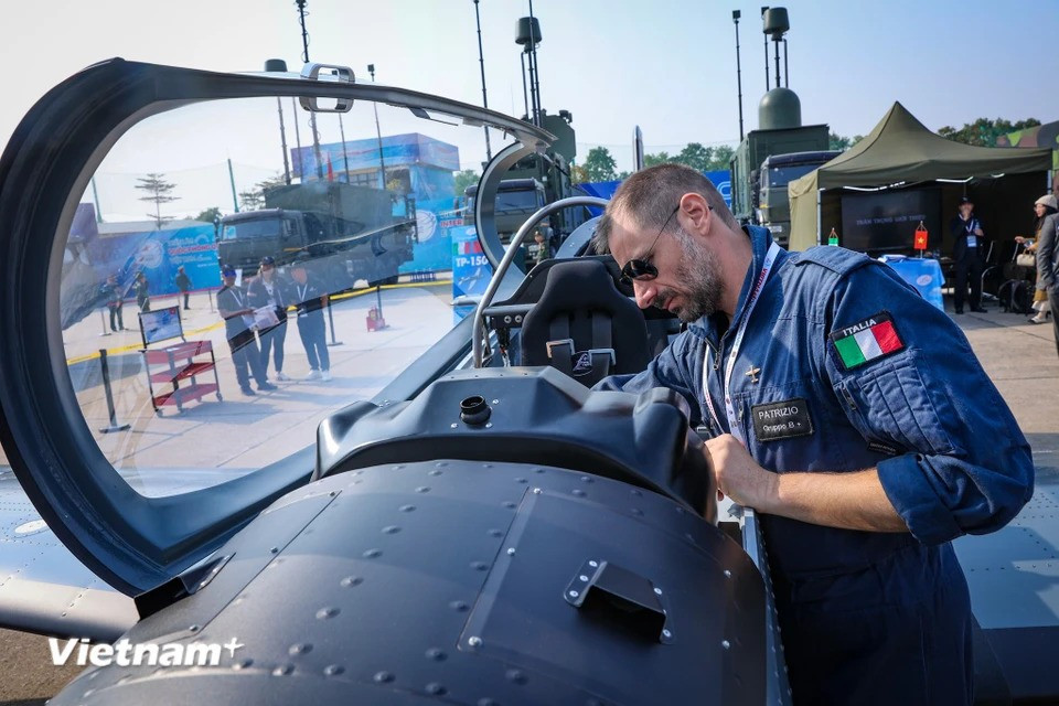Il peut également être équipé de caméras et de radars spécialisés pour effectuer des missions de patrouille frontalière ou de surveillance côtière. Sa polyvalence en fait un atout précieux pour les forces de sécurité, permettant de détecter et de suivre les activités suspectes dans des zones étendue. Photo : Hoai Nam/Vietnam+