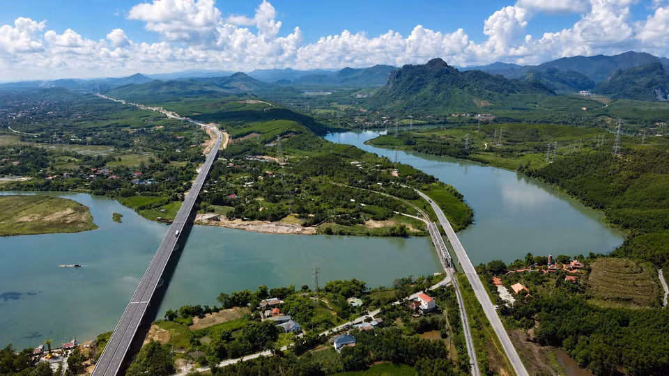 Les anciens embarcadères de Long Dai I et II ont cédé la place à des ponts franchissant la Nationale 15, la voie ferrée et l'autoroute Nord-Sud, assurant désormais la continuité des liaisons sur cet axe stratégique. Photo : Nguyen Linh - VNA