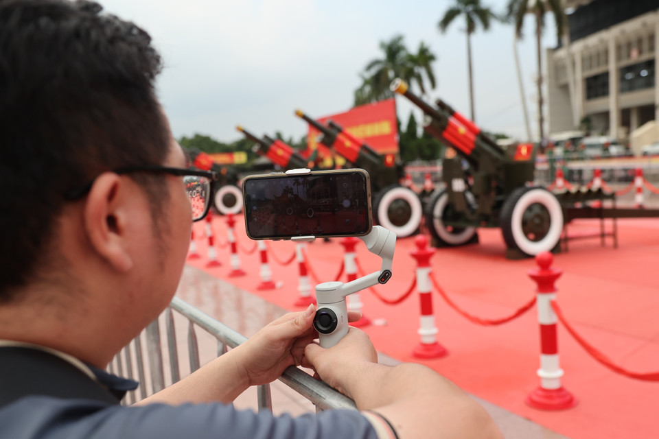 Un touriste utilise un équipement professionnel pour capturer l’image imposante des canons. Photo : VNA