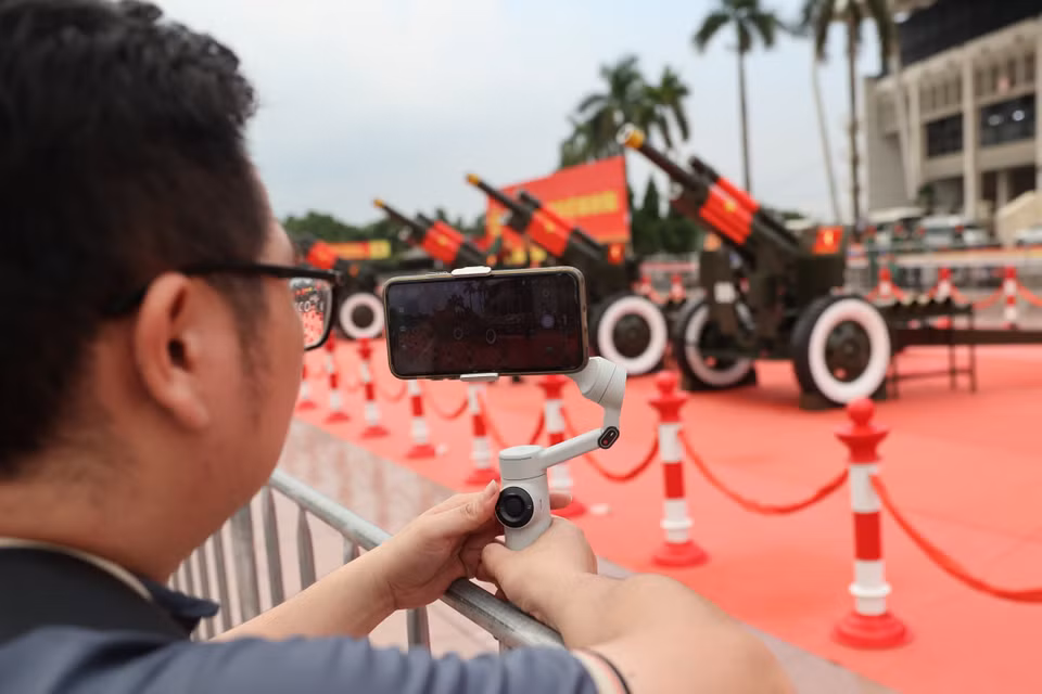 Un touriste utilise un équipement professionnel pour capturer l’image imposante des canons. Photo : VNA