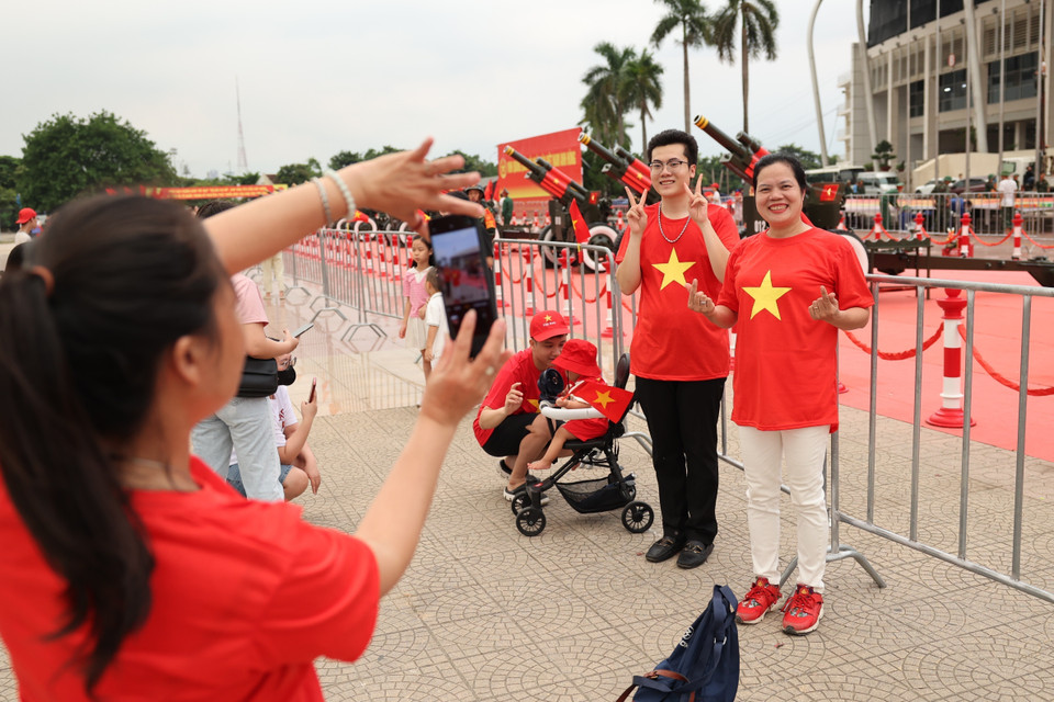 Des habitants enthousiastes prennent des photos souvenirs avec la batterie de canons au stade de My Dinh. Photo : VNA