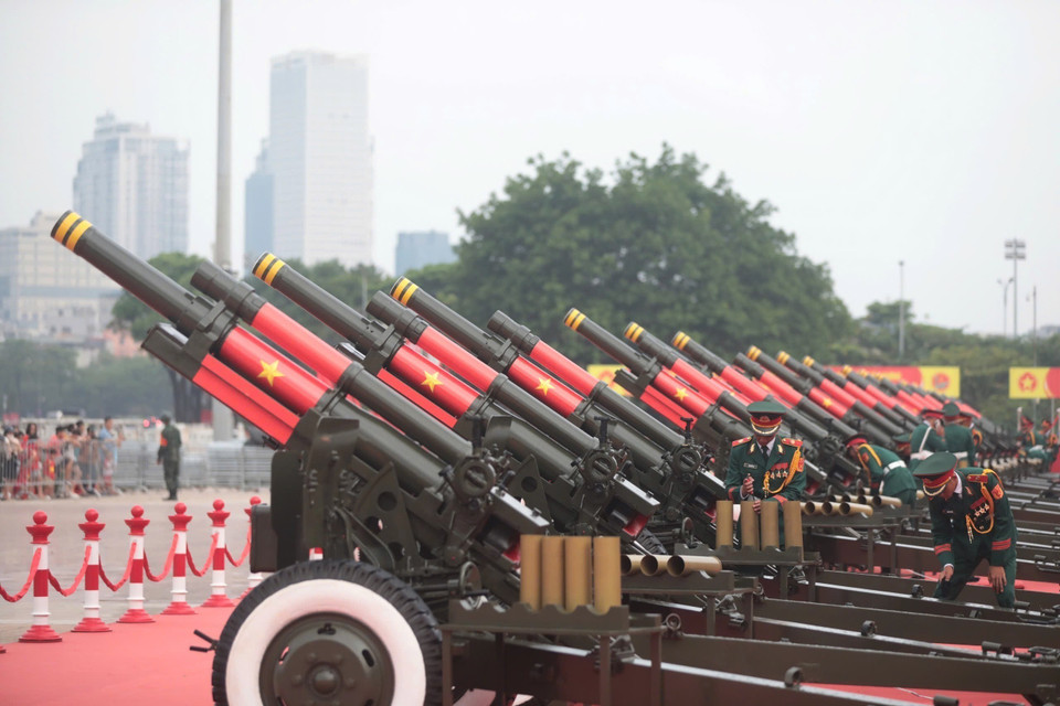 Quinze canons sont disposés à l’entrée du stade national de My Dinh (Hanoï). Photo : VNA