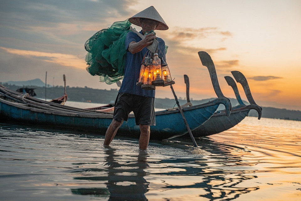 Au-delà de son charme naturel, la lagune Ô Loan est une source vitale de ressources aquatiques pour l'économie locale. Photo : VNA
