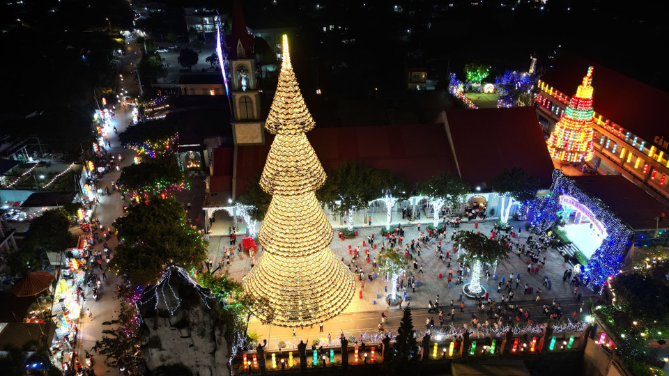 Le sapin en chapeaux coniques et ses milliers d'ampoules illuminent toute la zone. Photo : VNA