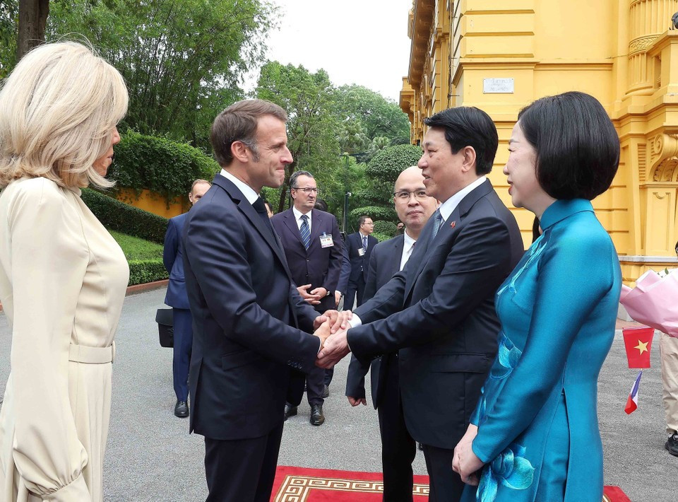 Le président Luong Cuong et son épouse accueillent le président français Emmanuel Macron et son épouse. Photo : VNA