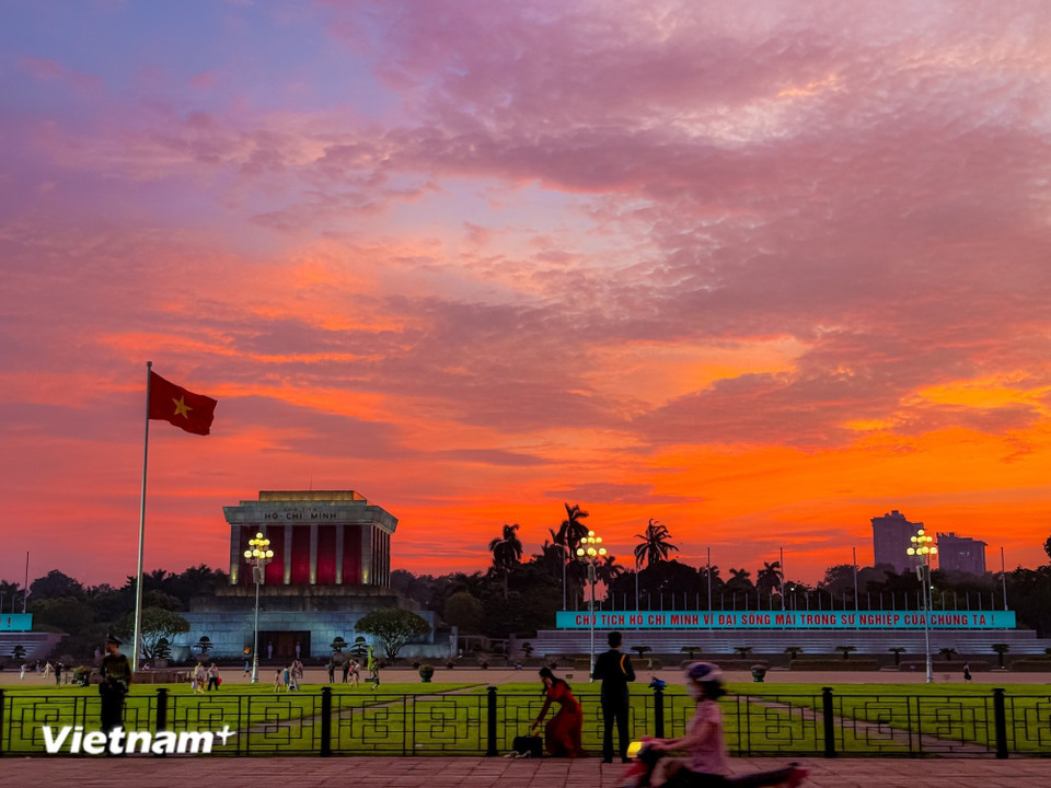 Entre automne et hiver, le soleil déclinant nappe les toits et les murs d'une lueur dorée pareille à du miel chaud. (Photo : Minh Son/Vietnam+)