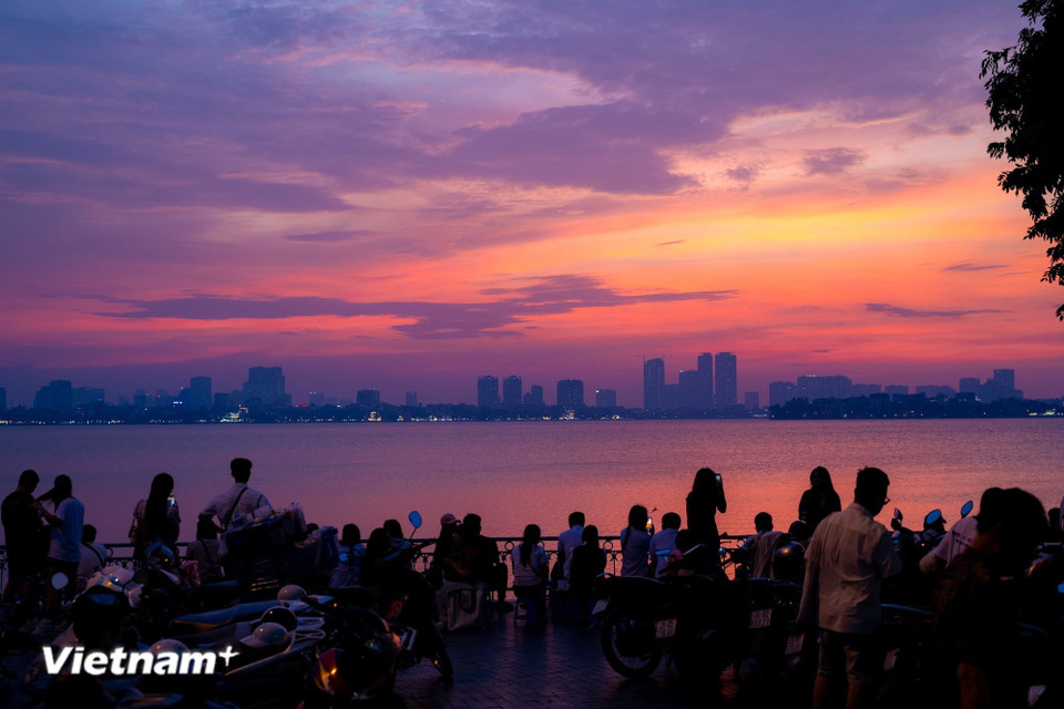 Au lac de l'Ouest, le soleil couchant peint sur l'eau des rubans de couleurs orange, rose et mauve d'une beauté féerique. (Photo : Minh Son/Vietnam+)