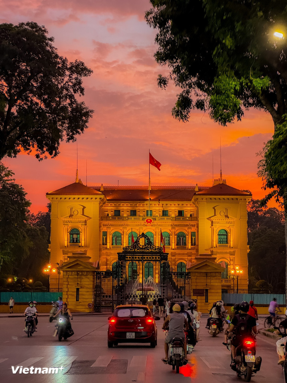 Les teintes dorées virent au violet dans le ciel, captivant les passants qui s'arrêtent pour immortaliser cet instant magique. (Photo : Minh Son/Vietnam+)