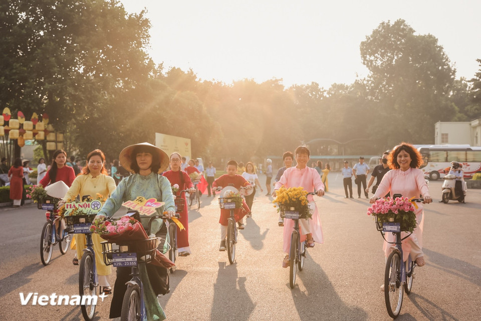Loin de l'agitation habituelle, la capitale se pare à l'approche du Têt d'une beauté solennelle et chaleureuse, marquée par des sourires et des balades à vélo. (Photo : Minh Son/Vietnam+)