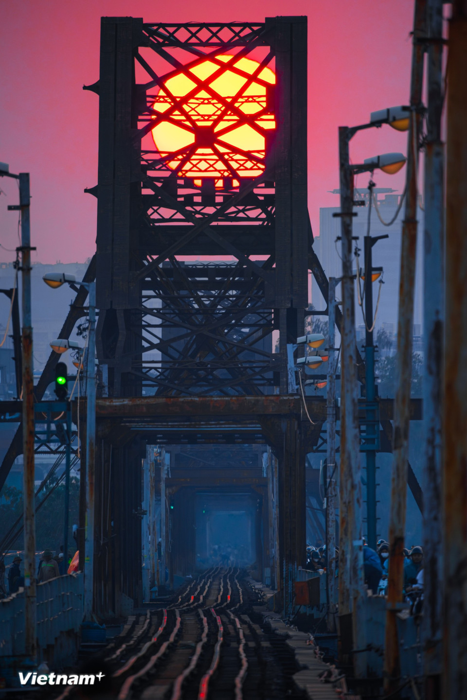 Sous la lumière crépusculaire, la ville se révèle à la fois familière et onirique, invitant chacun à ralentir le pas. (Photo : Minh Son/Vietnam+)