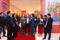 La vice-directrice générale de l’Agence vietnamienne d’Information (VNA), Nguyen Thi Su, présente à la vice-présidente Vo Thi Anh Xuan l'exposition photographique de la VNA dans le cadre du XIᵉ Congrès national d’émulation patriotique. Photo : VNA