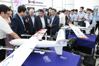 Le vice-Premier ministre Nguyen Chi Dung visite le stand présentant le Horus P02, un drone d’observation longue portée, au parc de haute technologie de Hoa Lac (Hanoi). Photo : VNA