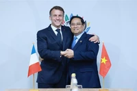 Le Premier ministre Pham Minh Chinh et le président français Emmanuel Macron. Photo: VNA