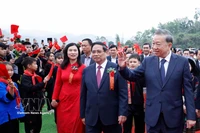 Le secrétaire général du Parti, To Lam, et le Premier ministre Pham Minh Chinh assistent à la cérémonie dans la commune de Dong Dang, province de Lang Son. Photo : VNA