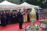 Le président Luong Cuong lors de la cérémonie devant la statue du roi Ly Thai To. Photo: VNA