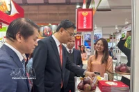 L’ambassadeur du Vietnam au Japon, Pham Quang Hieu, visite un stand présentant des fruits vietnamiens. Photo : VNA