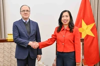 La vice-ministre des Affaires étrangères Le Thi Thu Hang, et l’ambassadeur de Russie au Vietnam, Gennady Bezdetko. Photo: VNA