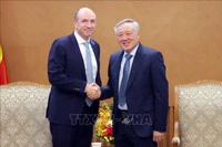 Richard Sell, directeur général du groupe Haeco (membre du groupe Swire), et le vice-Premier ministre permanent Nguyen Hoa Binh (à droite). Photo: VNA