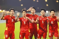 Des joueurs vietnamiens célèbrent le premier but de Quoc Viet. Photo : AFC/VNA