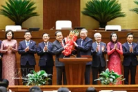 Le secrétaire général To Lam, au nom des députés de la 16e législature, offre des fleurs de félicitations au président de l’Assemblée nationale Tran Thanh Man, aux vice-présidents de l’Assemblée nationale et aux membres du Comité permanent. Photo : VNA