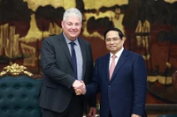 Le Premier ministre Pham Minh Chinh et Eduard Stiphout, vice-président principal du groupe ASML (Pays-Bas). Photo: VNA