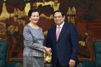 Le Premier ministre Pham Minh Chinh et l’ambassadrice du Cambodge Chea Kimtha. Photo: VNA